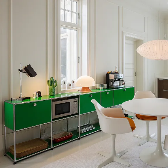 USM Grünes USM Haller Sideboard, das als Küchenmöbel genutzt wird.